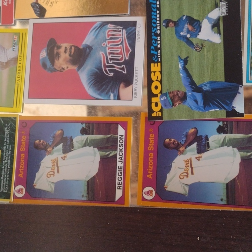 Assorted Baseball Trading Cards Collection - Picture 6 of 7